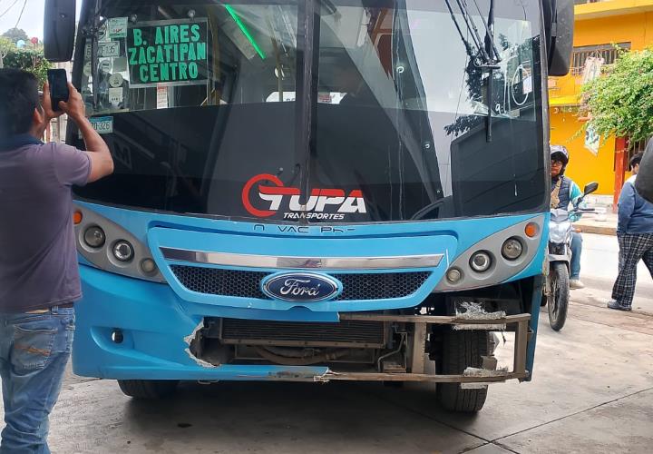 Microbús vs. Camioneta; daños materiales