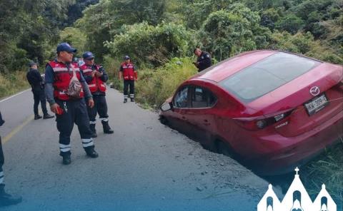 Profesor casi se mata en volcadura
