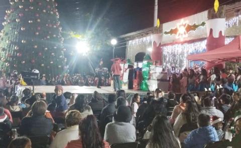 Realizaron encendido del Árbol de Navidad
