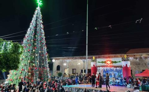 Alumnos participaron en encendido de árbol
