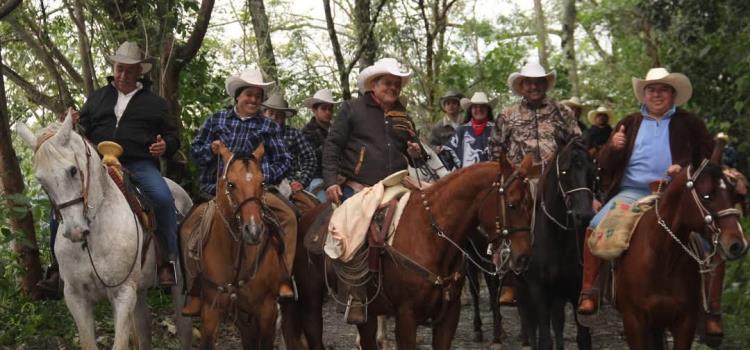 Alcalde de San Felipe participó en cabalgata 