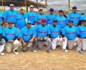 Compadres en plan firme en el softbol 