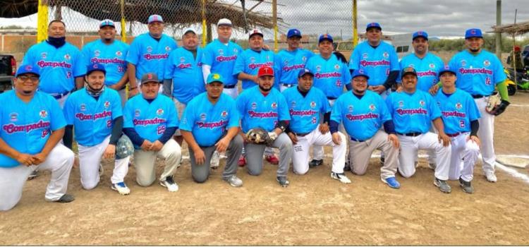 Compadres en plan firme en el softbol 