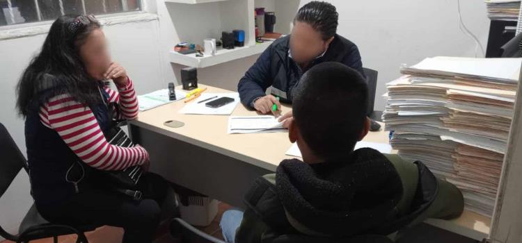 Auxiliaron a adolescente