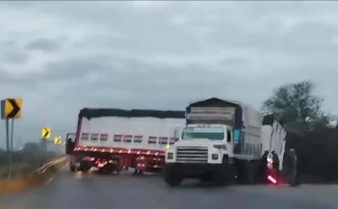 Casi vuelca un tráiler
