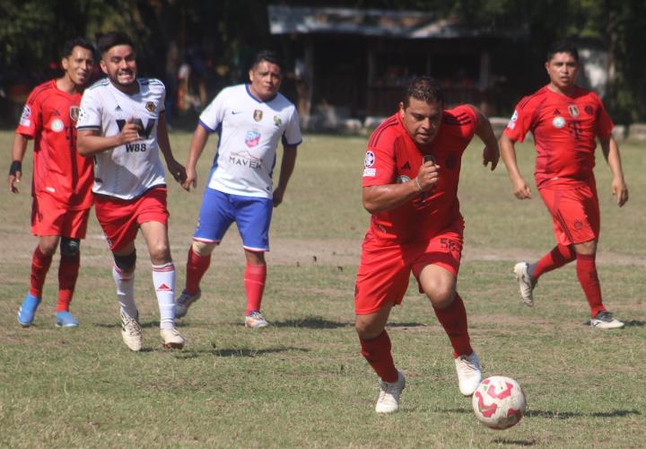 La ´Ola Roja´ de Buenos Aires goleó 5-0 a Zoyotla en master