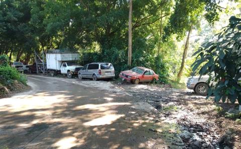 Calle convertida en panteón de vehículos