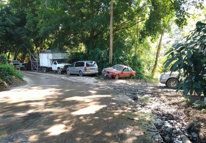 Calle convertida en panteón de vehículos