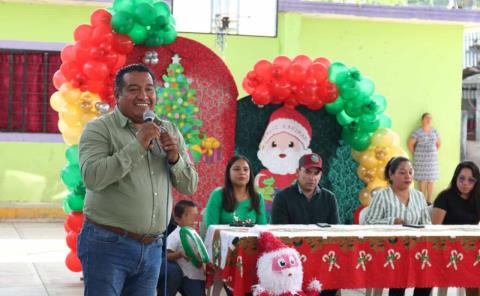 Gobierno local celebra a barrios y comunidades su posada navideña