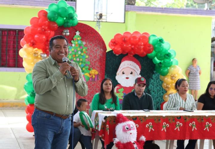 Gobierno local celebra a barrios y comunidades su posada navideña