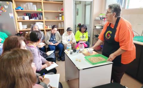 Clase de cocina tuvieron abuelitos 
