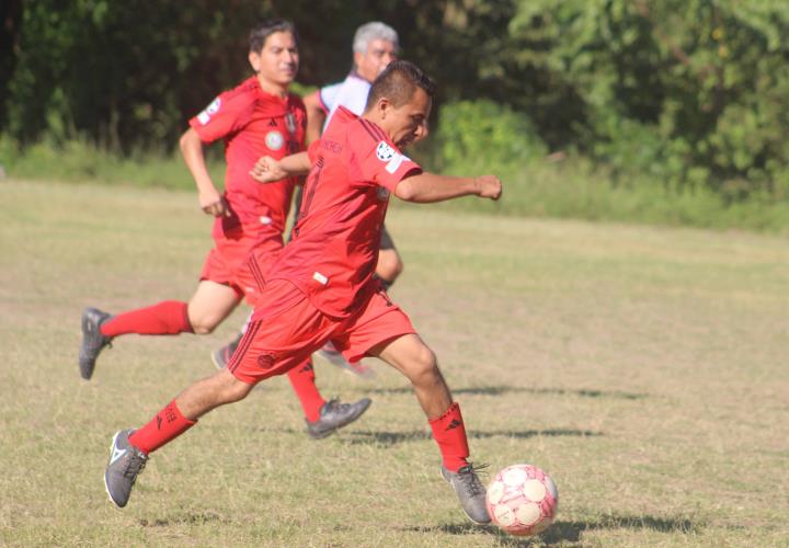 Cierra año el futbol master del Amajac