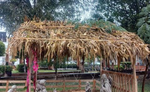 Tradicional Nacimiento Adorna la plaza principal
