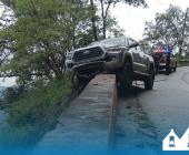 Camioneta casi cae a barranco