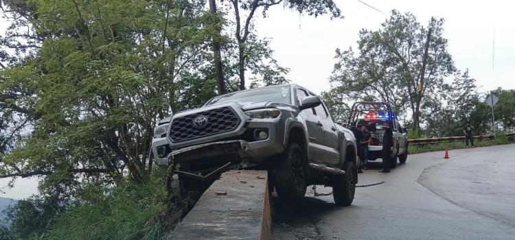 Camioneta casi cae a barranco