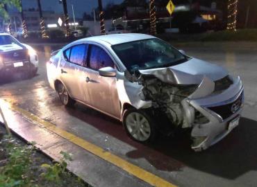 Coche se impactó contra una nodriza    