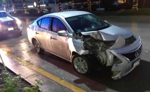 Coche se impactó contra una nodriza    
