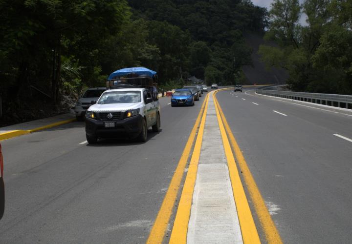 Pide Centro SICT extremar precauciones al conducir en carretera