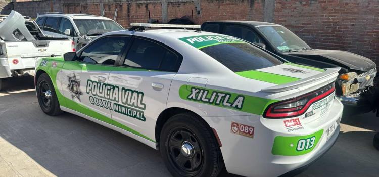 Alcalde entregó 2  vehículos Charger 