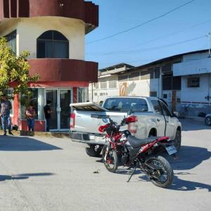 Moto chocó contra "troca" en Av. UASLP            
