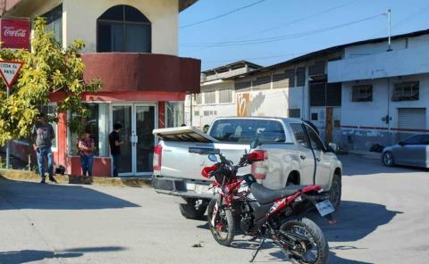 Moto chocó contra "troca" en Av. UASLP            
