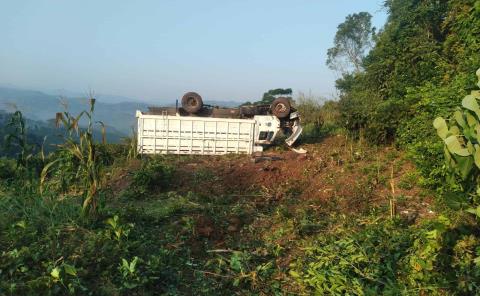 Camión de volteo terminó volcado