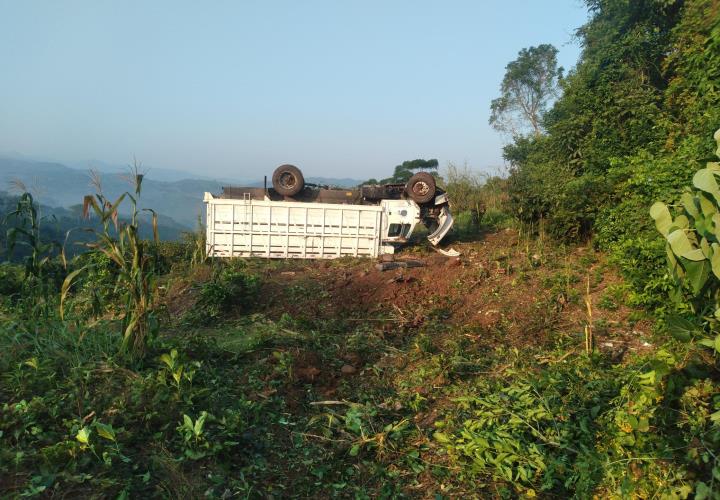 Camión de volteo terminó volcado