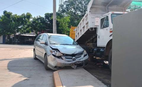 Coche impactó contra camión