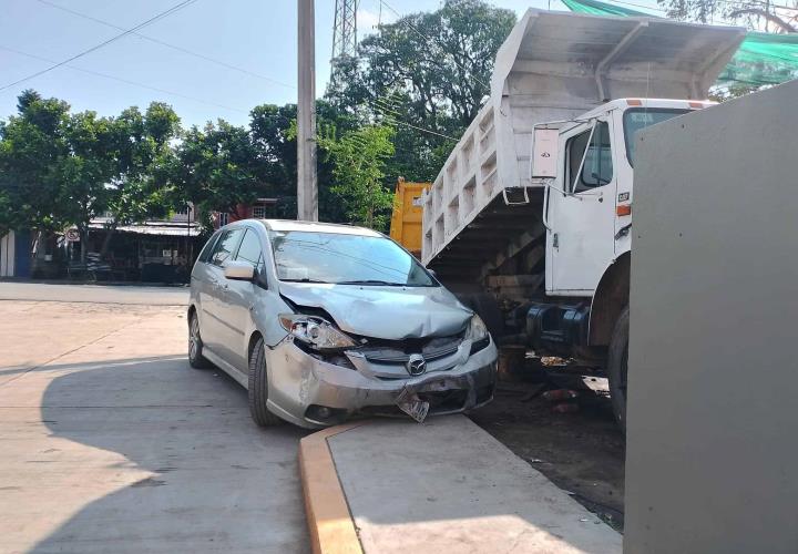 Coche impactó contra camión