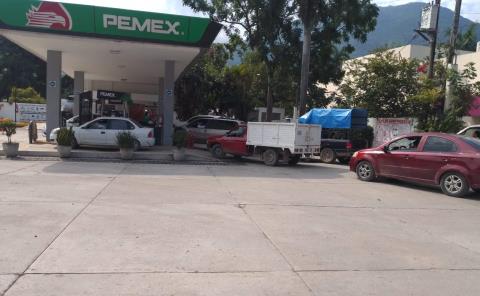 Gasolinera saturada y riesgos viales