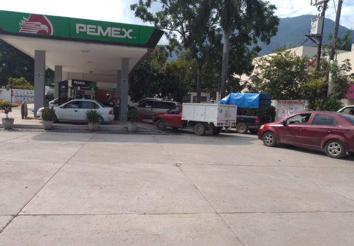 Gasolinera saturada y riesgos viales