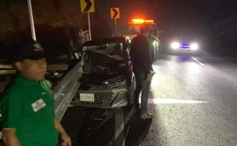 Se salvan de milagro tras chocar auto contra muro de acero