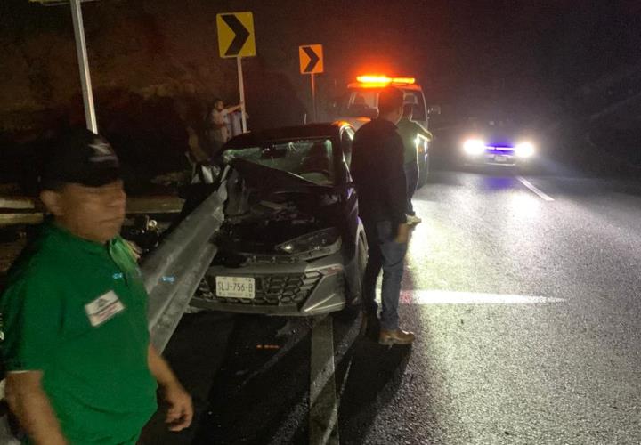 Se salvan de milagro tras chocar auto contra muro de acero