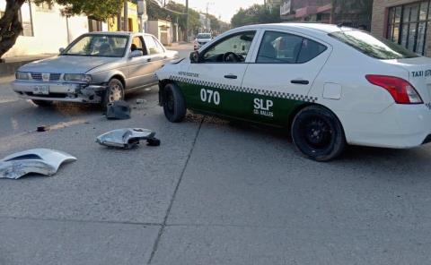 Chocaron un taxi y coche particular      
