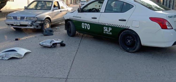 Chocaron un taxi y coche particular      