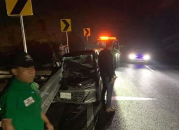 COCHE SE IMPACTÓ CONTRA BARANDAL 