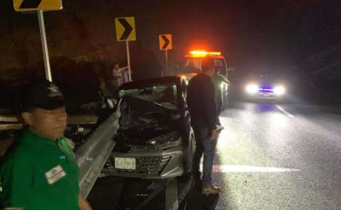 COCHE SE IMPACTÓ CONTRA BARANDAL 
