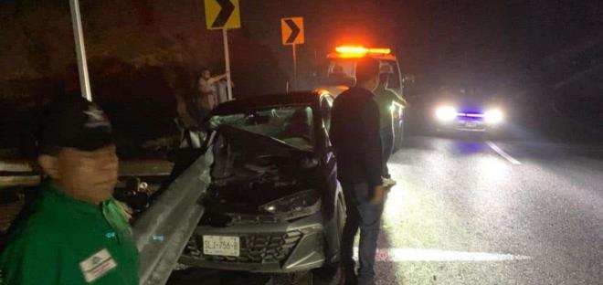 COCHE SE IMPACTÓ CONTRA BARANDAL 
