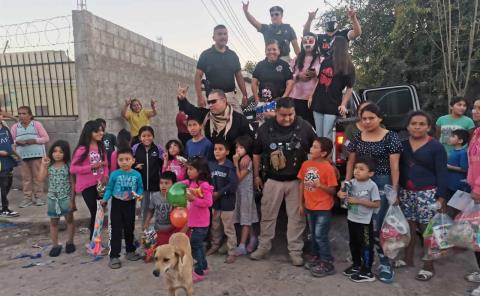 Policías entregaron despensas y juguetes 
