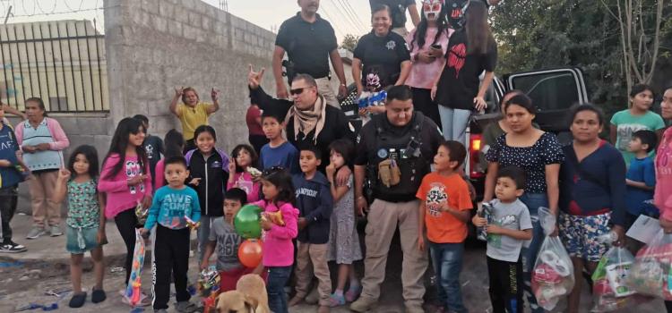 Policías entregaron despensas y juguetes 