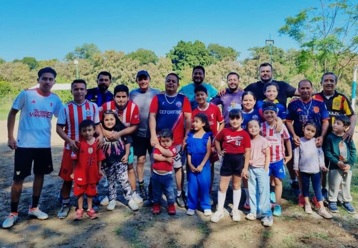 Familia Enríquez en convivencia futbolera