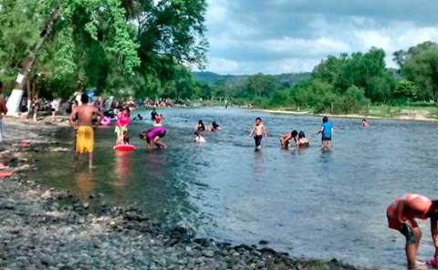 Sigue bajando el nivel del río Axtla 
