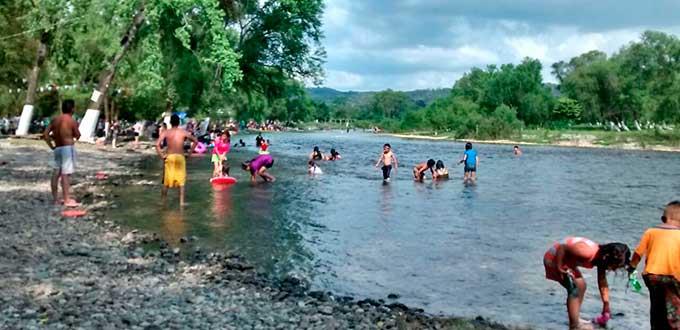 Sigue bajando el nivel del río Axtla 