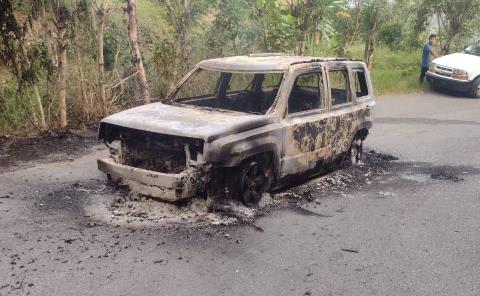 Camioneta terminó en cenizas en Enramaditas-Tlalocuil