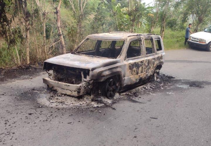 Camioneta terminó en cenizas en Enramaditas-Tlalocuil