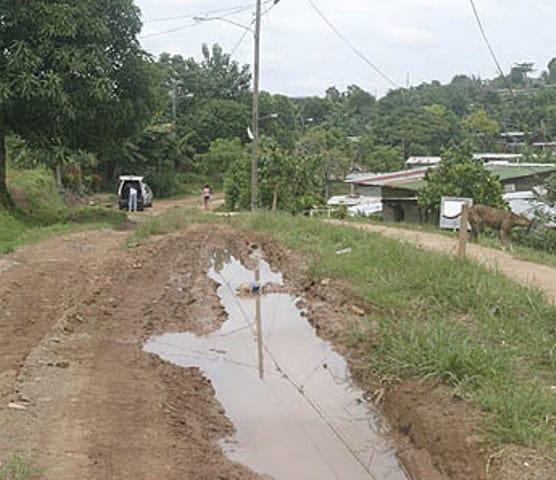 Familias de Otlashuaco viven como en la "Edad de piedra" 