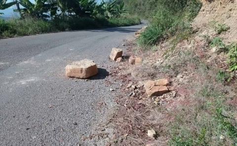 Precaución por piedras en carretera