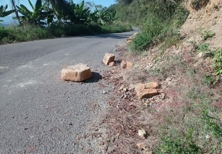 Precaución por piedras en carretera