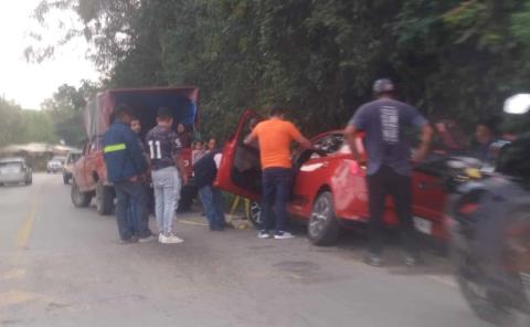 Vehículo salió del camino