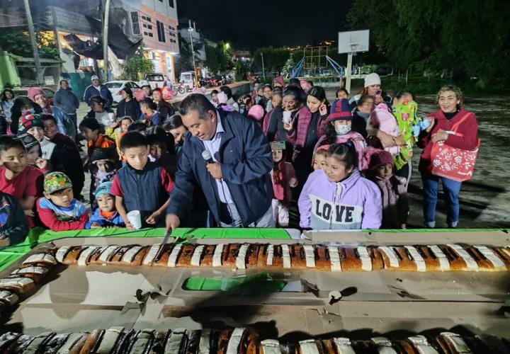 Adelaido Cabañas llevó roscas a barrios y colonias